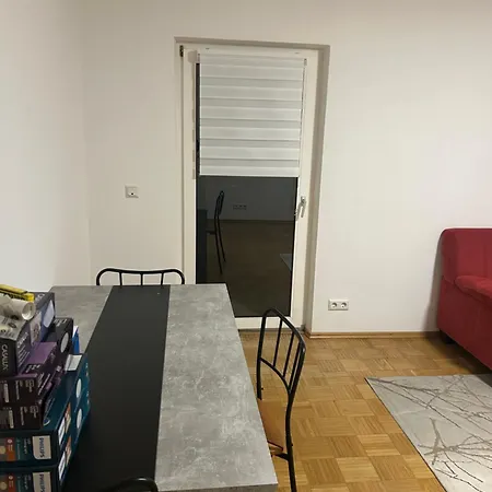 Apartment Bahnhofsnahe, Ruhige Und Sonnige 2 Zimmerwohnung In Der Mosbacher Strasse *