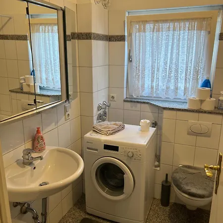 Bahnhofsnahe, Ruhige Und Sonnige 2 Zimmerwohnung In Der Mosbacher Strasse Apartment Wiesbaden